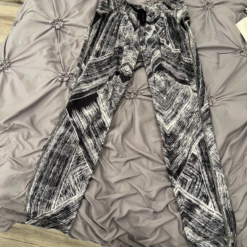 Lululemon Namaskar II Heat Wave White Black size 6